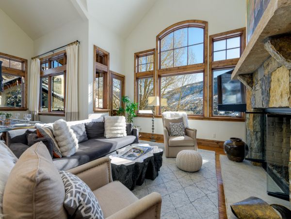 Five Bedroom Mountain View Residence in Vail Shuttle To Lift