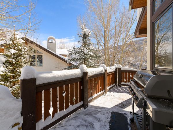 Five Bedroom Mountain View Residence in Vail Shuttle To Lift