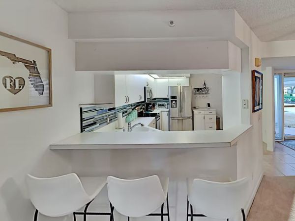 Three Bedroom Vacation Condo in Venice with Pool