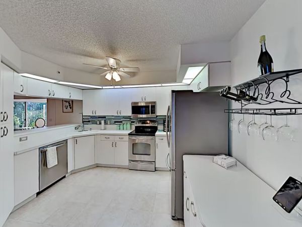 Three Bedroom Vacation Condo in Venice with Pool