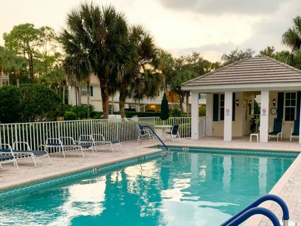 Three Bedroom Vacation Condo in Venice with Pool