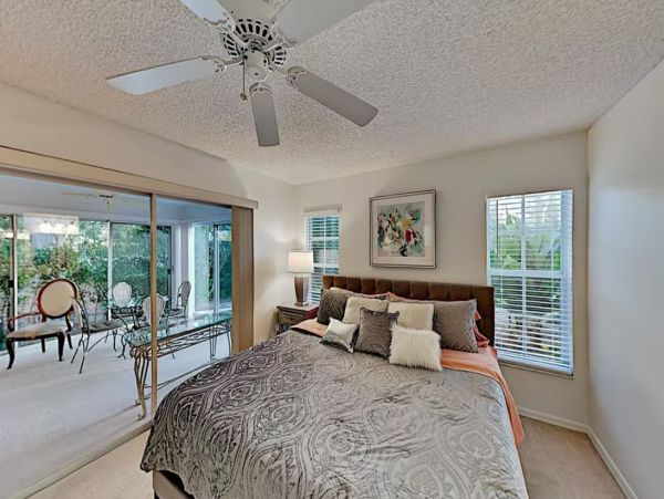 Three Bedroom Vacation Condo in Venice with Pool