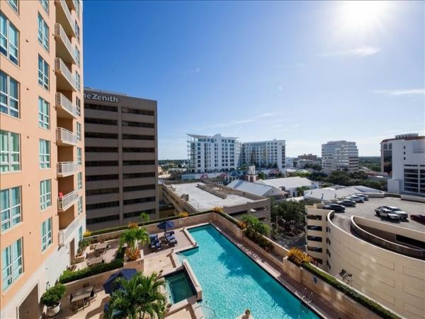 Chic Vacation Condo in Sarasota with Pool and Hot Tub