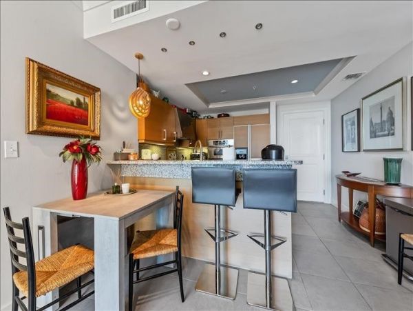 Chic Vacation Condo in Sarasota with Pool and Hot Tub