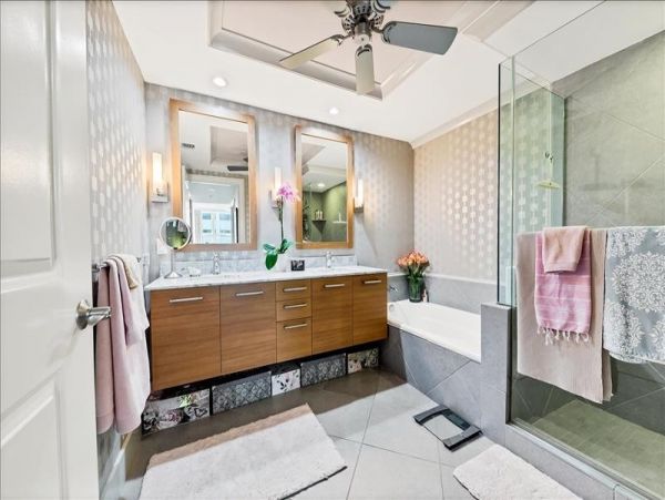 Chic Vacation Condo in Sarasota with Pool and Hot Tub