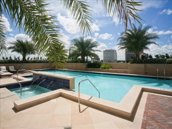 Chic Vacation Condo in Sarasota with Pool and Hot Tub