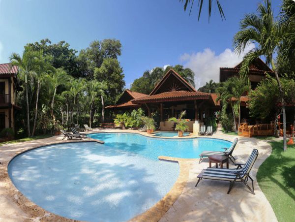 Luxurious 8 Bedroom Home Pool & Spa Sleeps 16