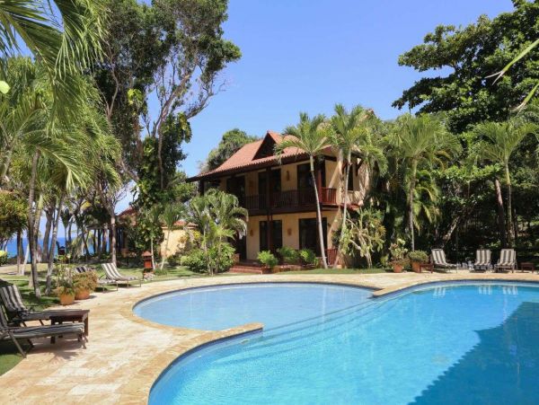Luxurious 8 Bedroom Home Pool & Spa Sleeps 16