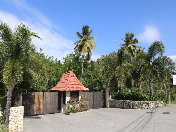 Luxurious 8 Bedroom Home Pool & Spa Sleeps 16