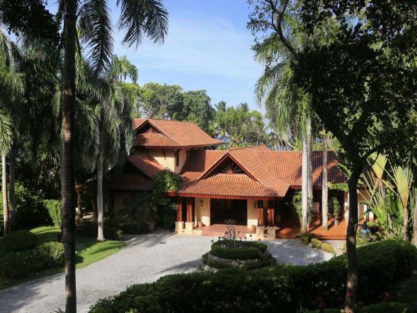 Luxurious 8 Bedroom Home Pool & Spa Sleeps 16