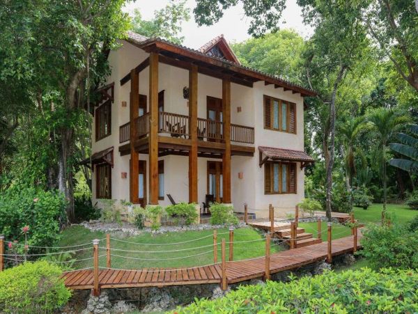 Luxurious 8 Bedroom Home Pool & Spa Sleeps 16