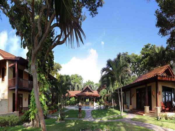 Luxurious 8 Bedroom Home Pool & Spa Sleeps 16