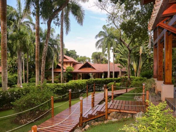 Luxurious 8 Bedroom Home Pool & Spa Sleeps 16