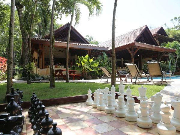 Luxurious 8 Bedroom Home Pool & Spa Sleeps 16