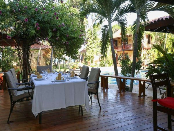 Luxurious 8 Bedroom Home Pool & Spa Sleeps 16