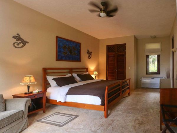 Luxurious 8 Bedroom Home Pool & Spa Sleeps 16