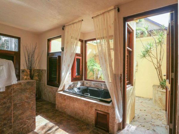 Luxurious 8 Bedroom Home Pool & Spa Sleeps 16