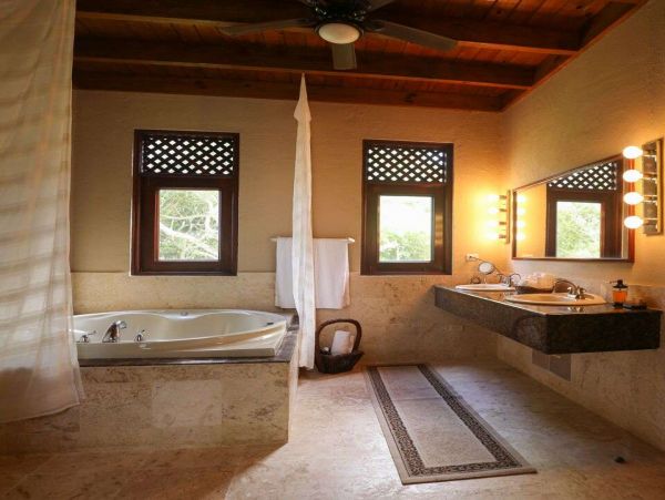 Luxurious 8 Bedroom Home Pool & Spa Sleeps 16