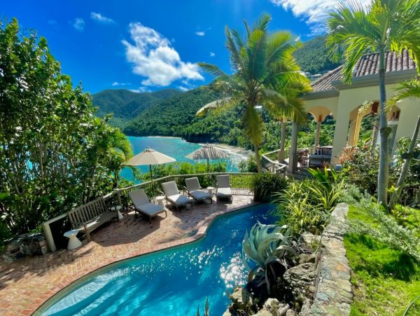Beachfront Vacation Villa in Peter Bay with Amazing Views