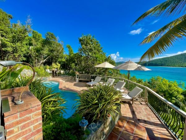 Beachfront Vacation Villa in Peter Bay with Amazing Views