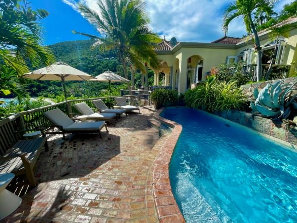 Beachfront Vacation Villa in Peter Bay with Amazing Views