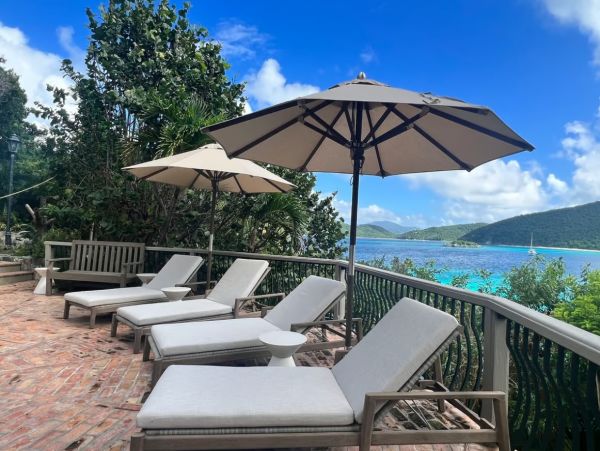 Beachfront Vacation Villa in Peter Bay with Amazing Views