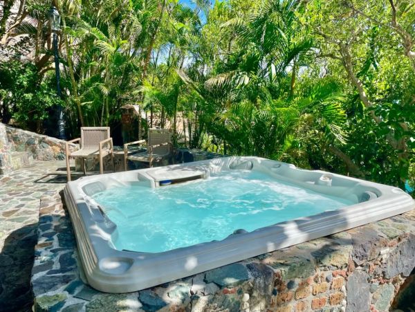 Beachfront Vacation Villa in Peter Bay with Amazing Views