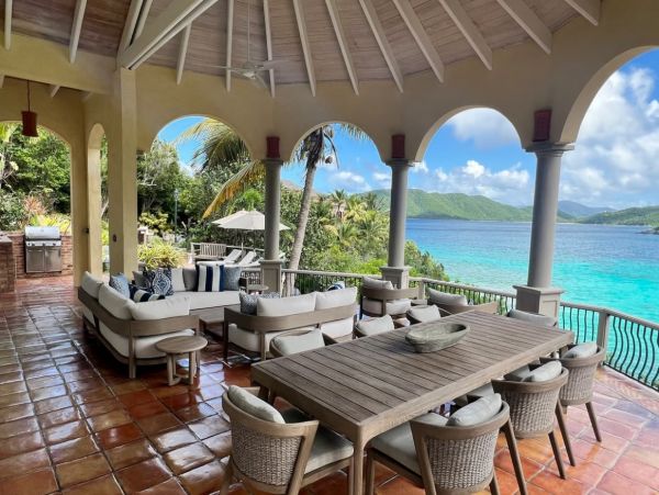 Beachfront Vacation Villa in Peter Bay with Amazing Views