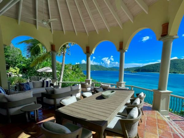 Beachfront Vacation Villa in Peter Bay with Amazing Views