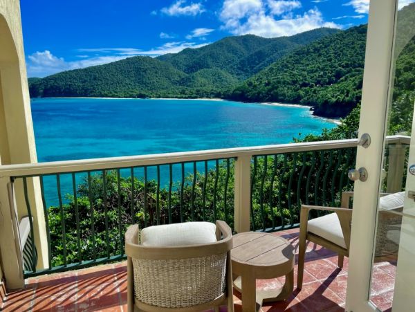 Beachfront Vacation Villa in Peter Bay with Amazing Views