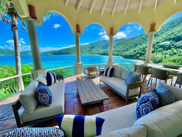 Beachfront Vacation Villa in Peter Bay with Amazing Views