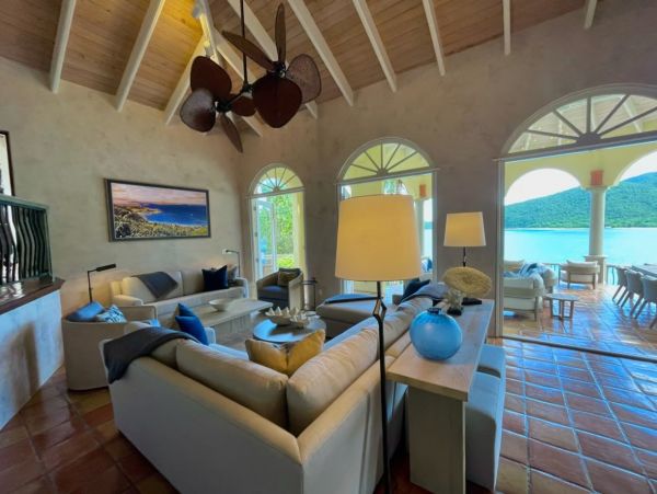 Beachfront Vacation Villa in Peter Bay with Amazing Views