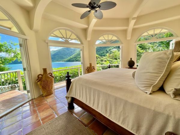 Beachfront Vacation Villa in Peter Bay with Amazing Views