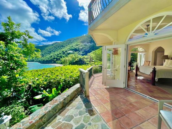 Beachfront Vacation Villa in Peter Bay with Amazing Views