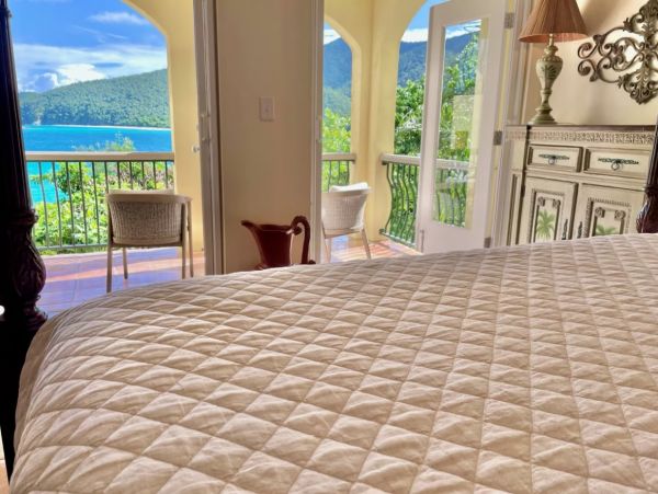 Beachfront Vacation Villa in Peter Bay with Amazing Views