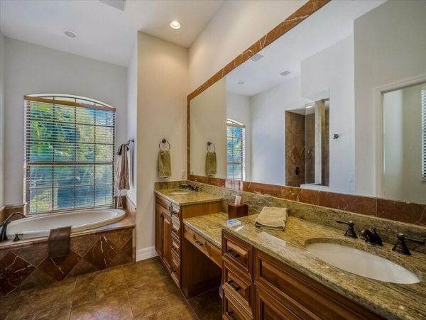 Lovely Private Vacation Home with Caged Pool in Siesta Key