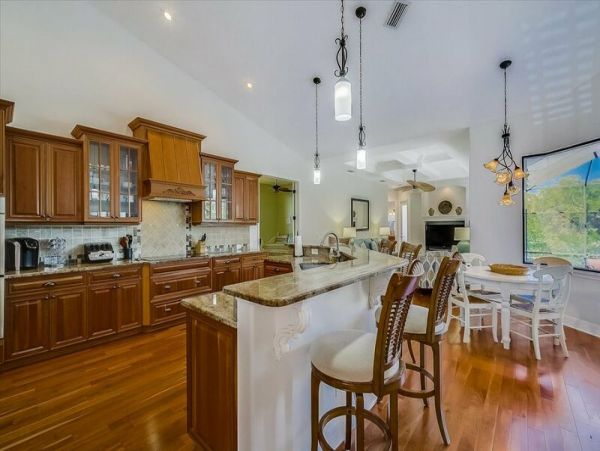 Lovely Private Vacation Home with Caged Pool in Siesta Key