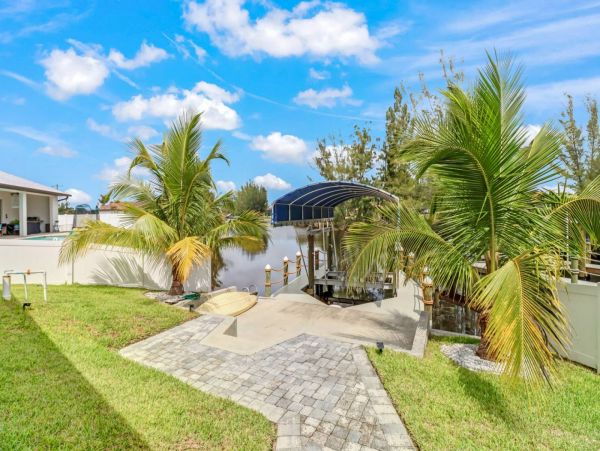 Luxury Four Bedroom Canal Front Vacation Home in Cape Coral