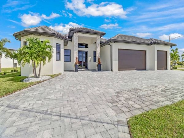 Luxury Four Bedroom Canal Front Vacation Home in Cape Coral