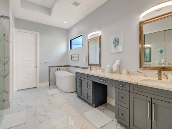 Luxury Four Bedroom Canal Front Vacation Home in Cape Coral