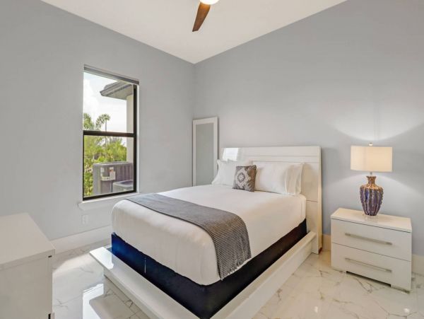 Luxury Four Bedroom Canal Front Vacation Home in Cape Coral