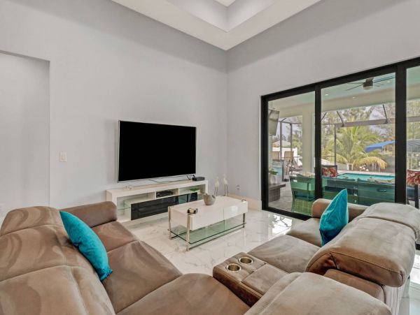 Luxury Four Bedroom Canal Front Vacation Home in Cape Coral