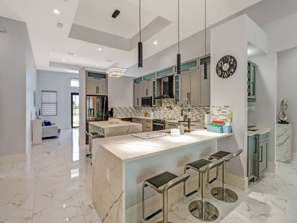 Luxury Four Bedroom Canal Front Vacation Home in Cape Coral