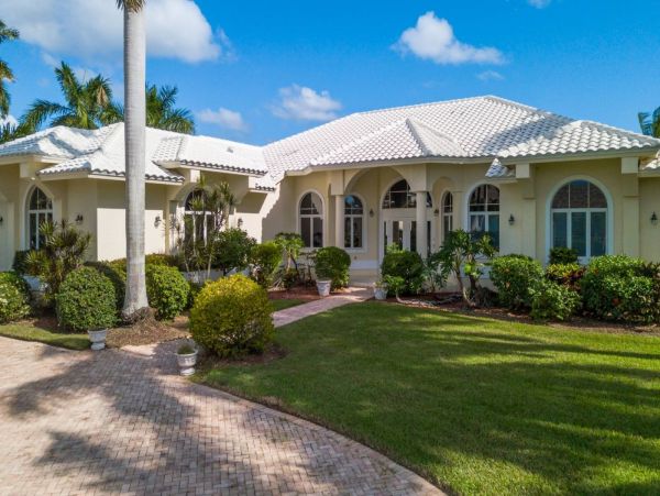 Marco Island Canal Front 4 Bedroom Family Home Caged Pool