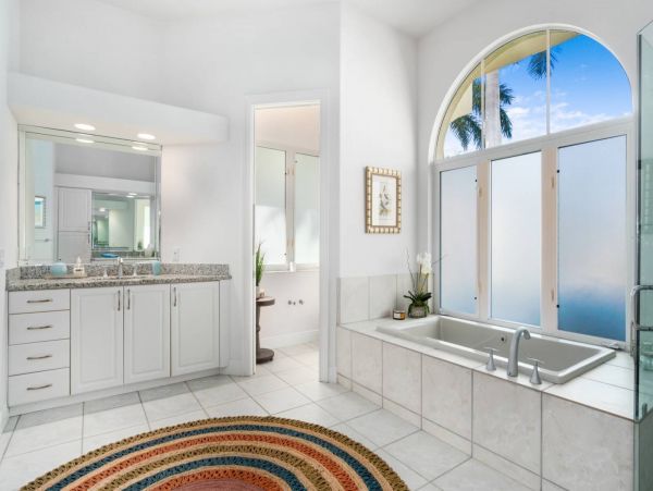 Marco Island Canal Front 4 Bedroom Family Home Caged Pool