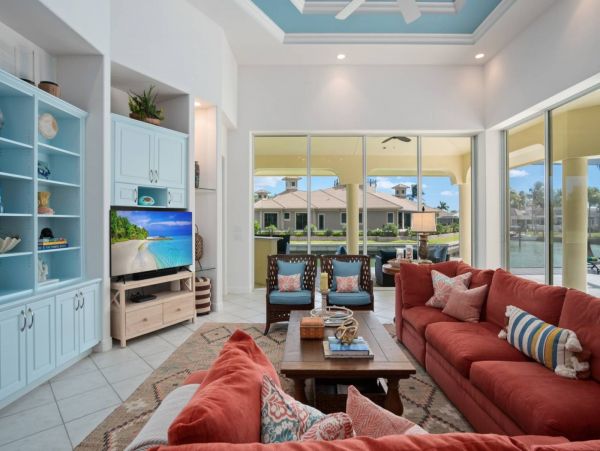 Marco Island Canal Front 4 Bedroom Family Home Caged Pool