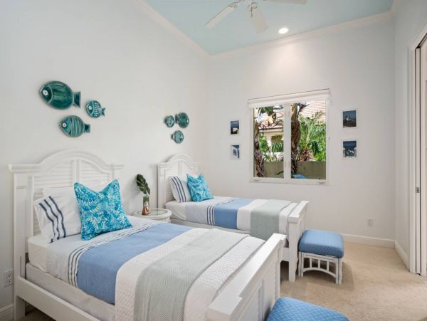 Marco Island Canal Front 4 Bedroom Family Home Caged Pool