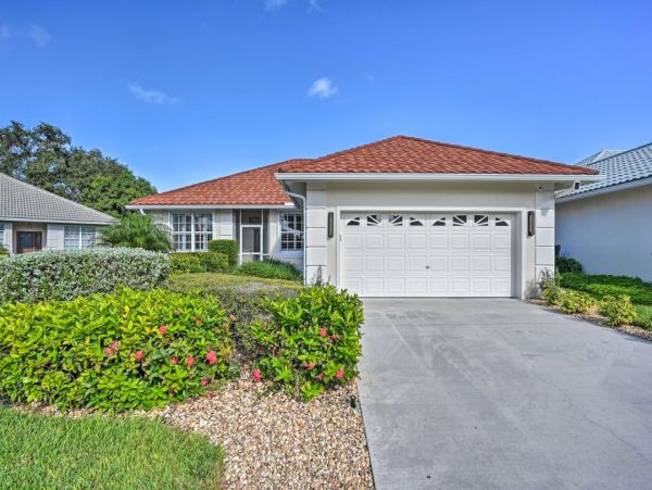 Golf Course View Three Bedroom Vacation Home in Naples