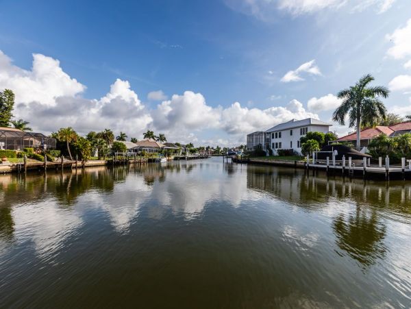 Tropical Island Escape: Spacious 5-Bedroom, 4-Bethroom Home with Pool and Canal Views
