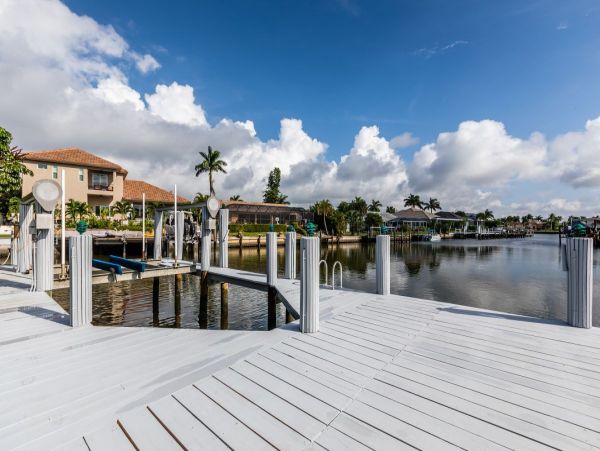 Tropical Island Escape: Spacious 5-Bedroom, 4-Bethroom Home with Pool and Canal Views